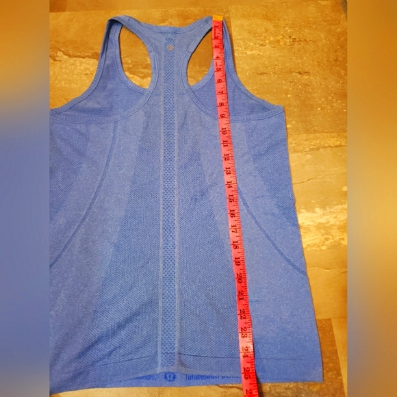 Lululemon Run: Swiftly Tech Racerback. Heathered Lullaby (blue / purple). Size 8 - Picture 12 of 14